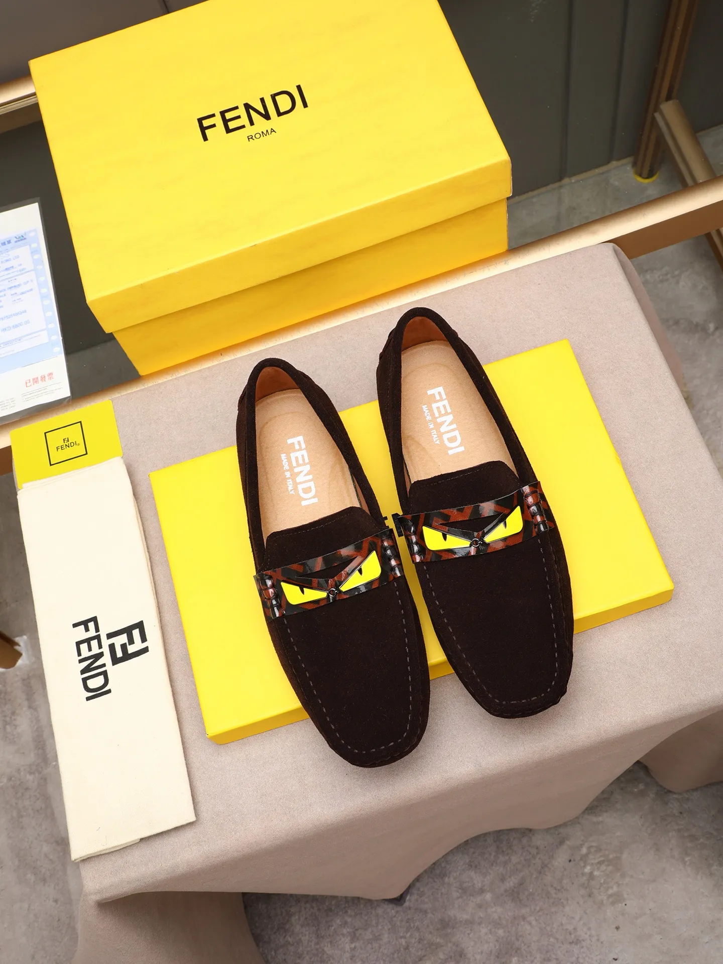 Men's shoes 💰400💰[FENDI] The little monster of Fendi F family, which is popular all over the world, is coming in a big way, the latest color, driving slip-on loafers, avant-garde and versatile fashion men's shoes, bun shoes, bean shoes👌👌👌 Private mold opening, 1:1 reproduction... The upper is made of first-layer cowhide, and the first-layer pigskin lining... is extremely comfortable, fashionable, simple, atmospheric and personalized [color] The side of the shoe is more refined, and the overall effect is handsome [ Turn in a circle][Turn in a circle]💭This hardware monster with eyes is not the popular version on the market🚳🚳Compared with the old model, it is more trendy, eye-catching and more classy🔰This summer, the little monster will subvert the old ideas and share the fashion with you🔱A must-have for fashionistas! Must keep it for yourself! Online outsole, high-end quality workmanship. Color: black, blue, white, red. Matching code: 38-44 (45 46 47 customized) (standard leather shoe size)